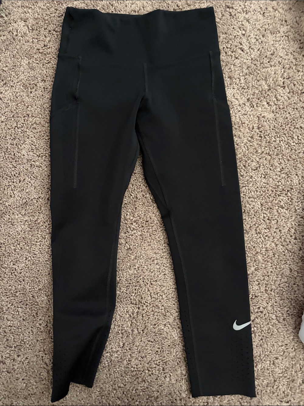 Nike Black women' Athletic Leggings with Reflective Swoosh